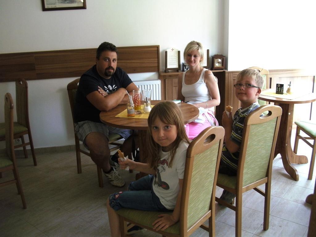 Penzion Pod Zamkem Zruc nad Sazavou Bagian luar foto